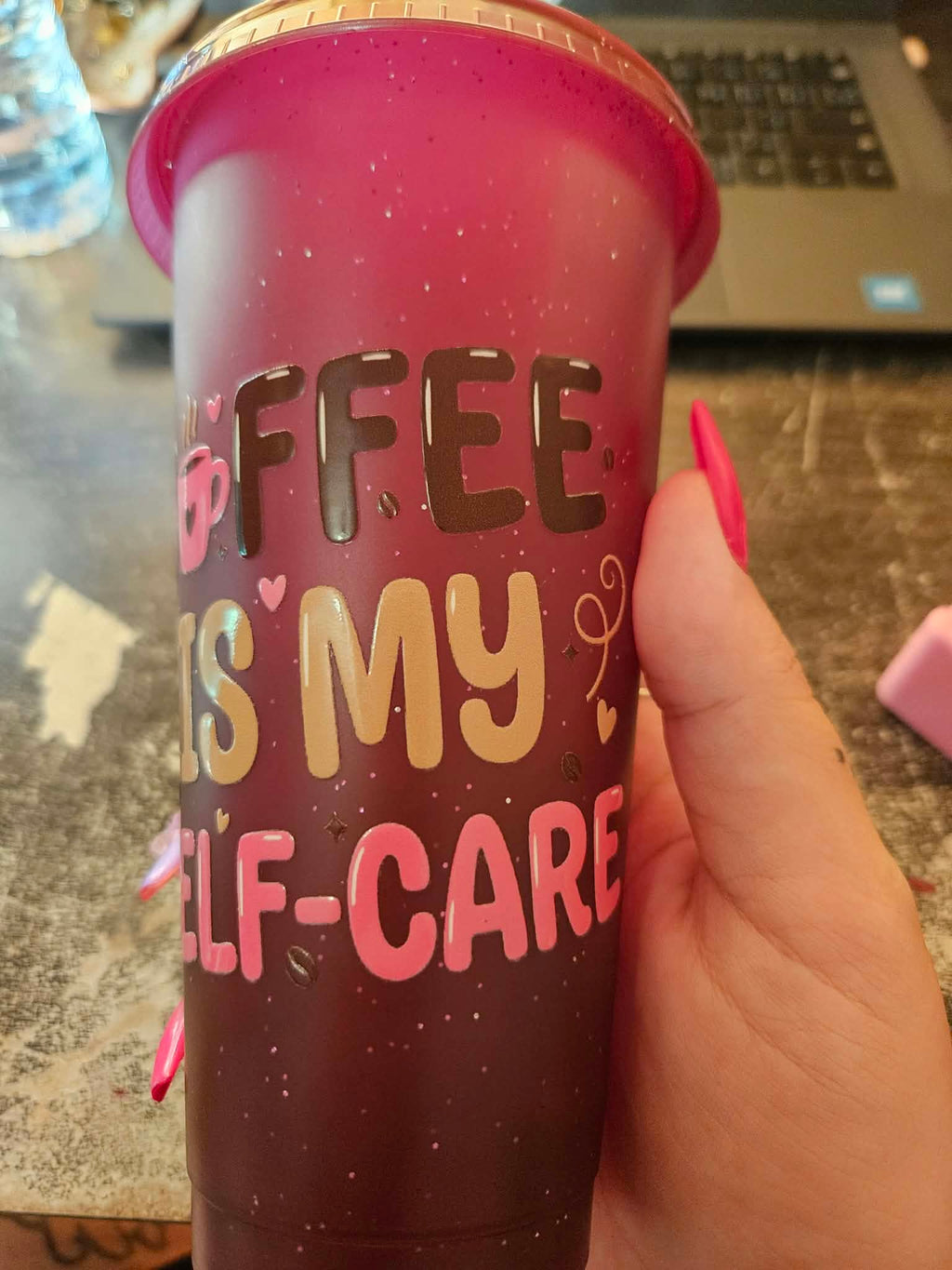 Verre mauve paillette self care