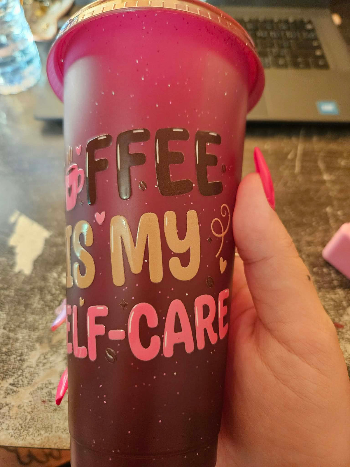 Verre mauve paillette self care