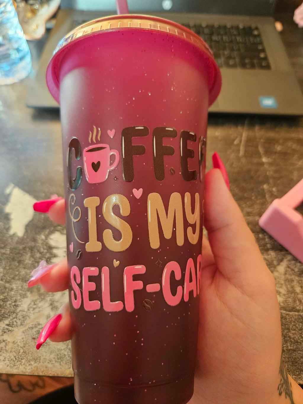 Verre mauve paillette self care