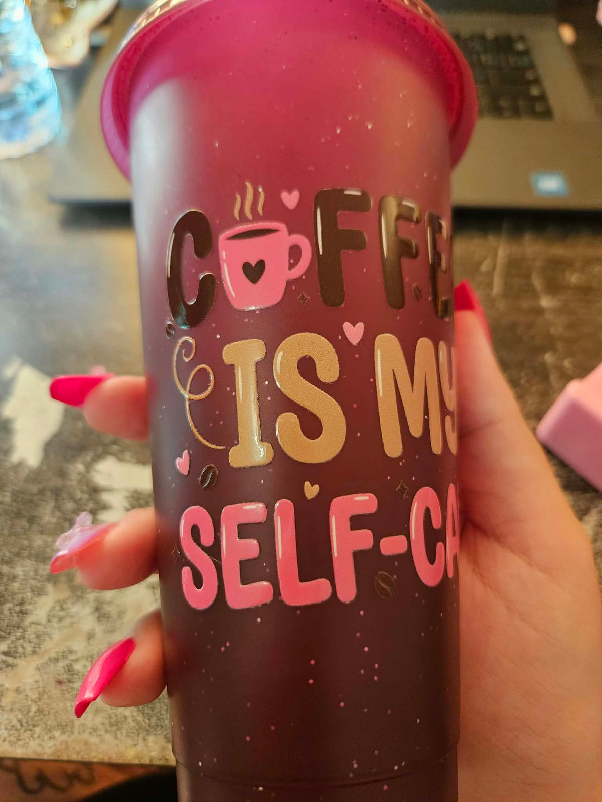 Verre mauve paillette self care