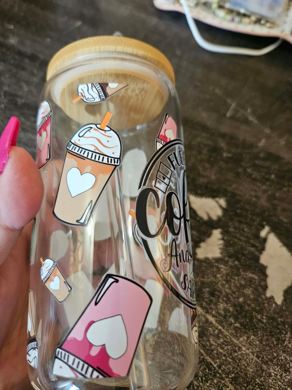 Verre vitre café et sarcasme