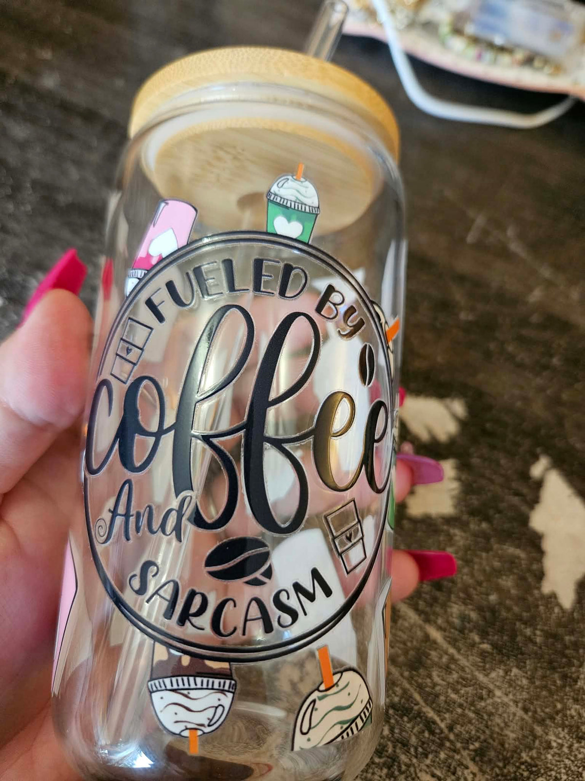 Verre vitre café et sarcasme